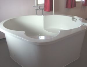 two level seating on the heart-shape birthing pool